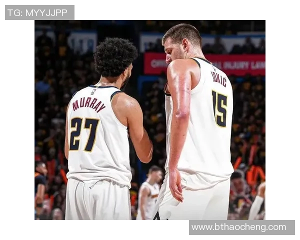 约基奇抱法国球星引领掘金队逆袭夺取国际篮球赛胜利 约基奇抱法国球星引领掘金队逆袭夺取国际篮球赛胜利